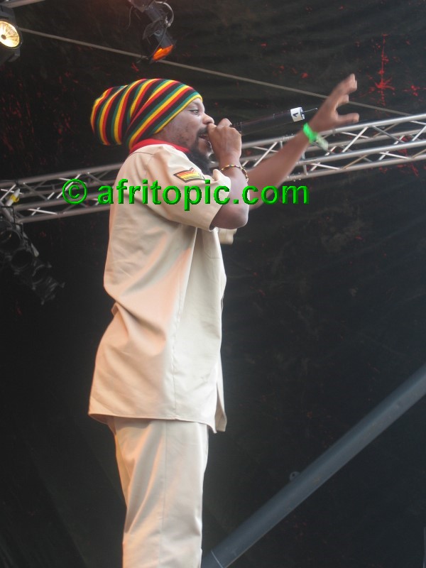 ../Images/Summerjam2005_4 128.jpg